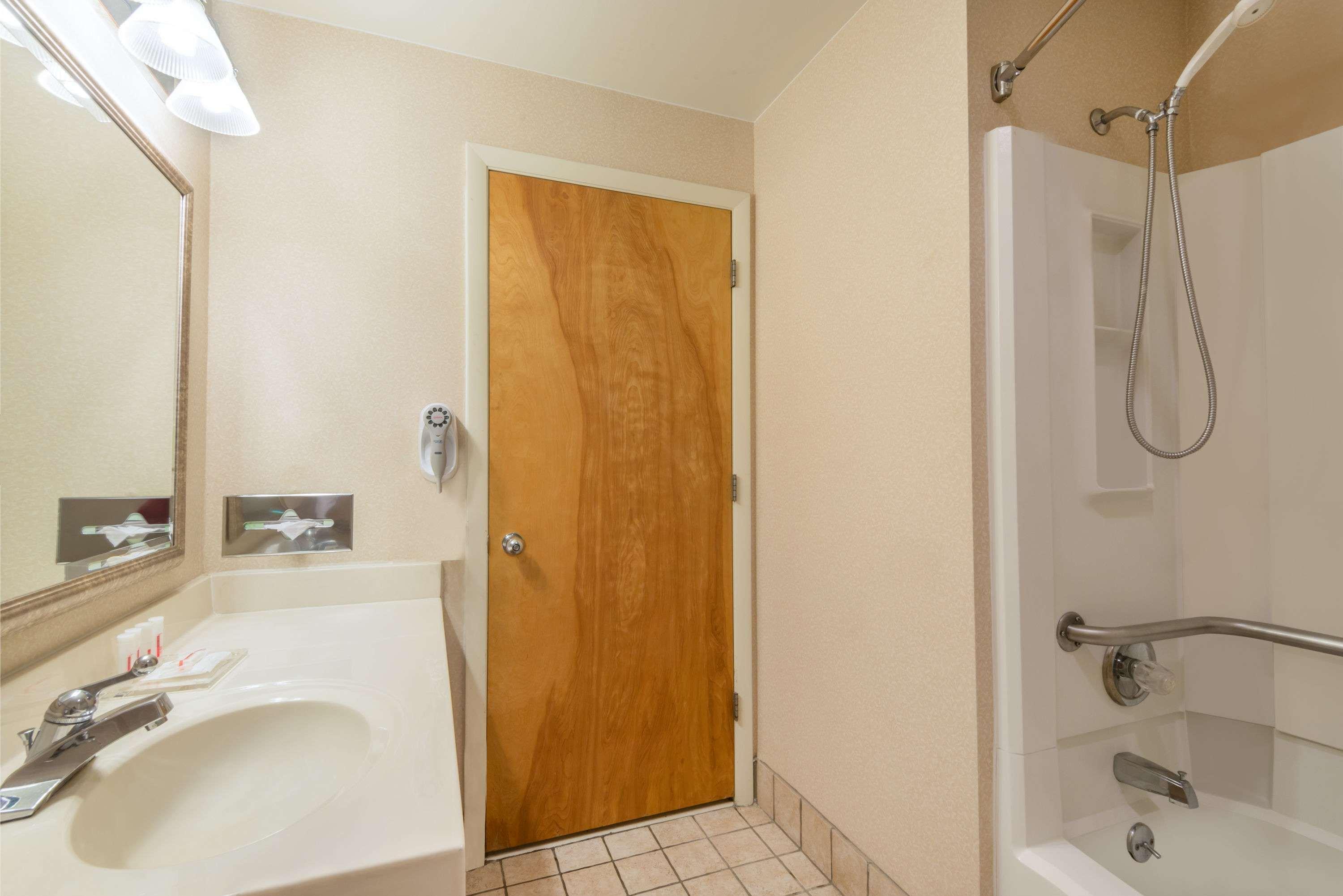 Hotel Ramada By Wyndham Columbus North à Westerville Extérieur photo