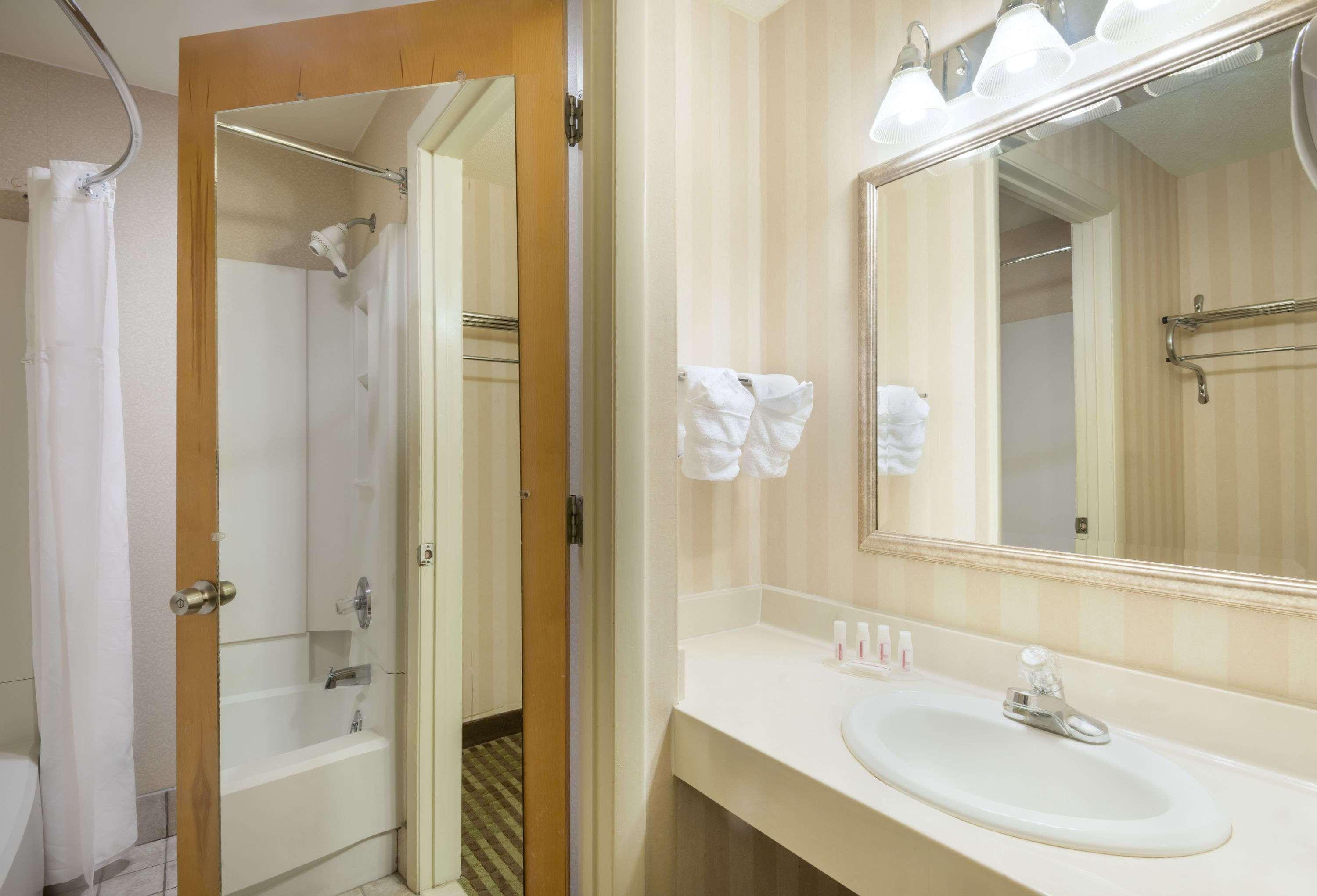 Hotel Ramada By Wyndham Columbus North à Westerville Extérieur photo