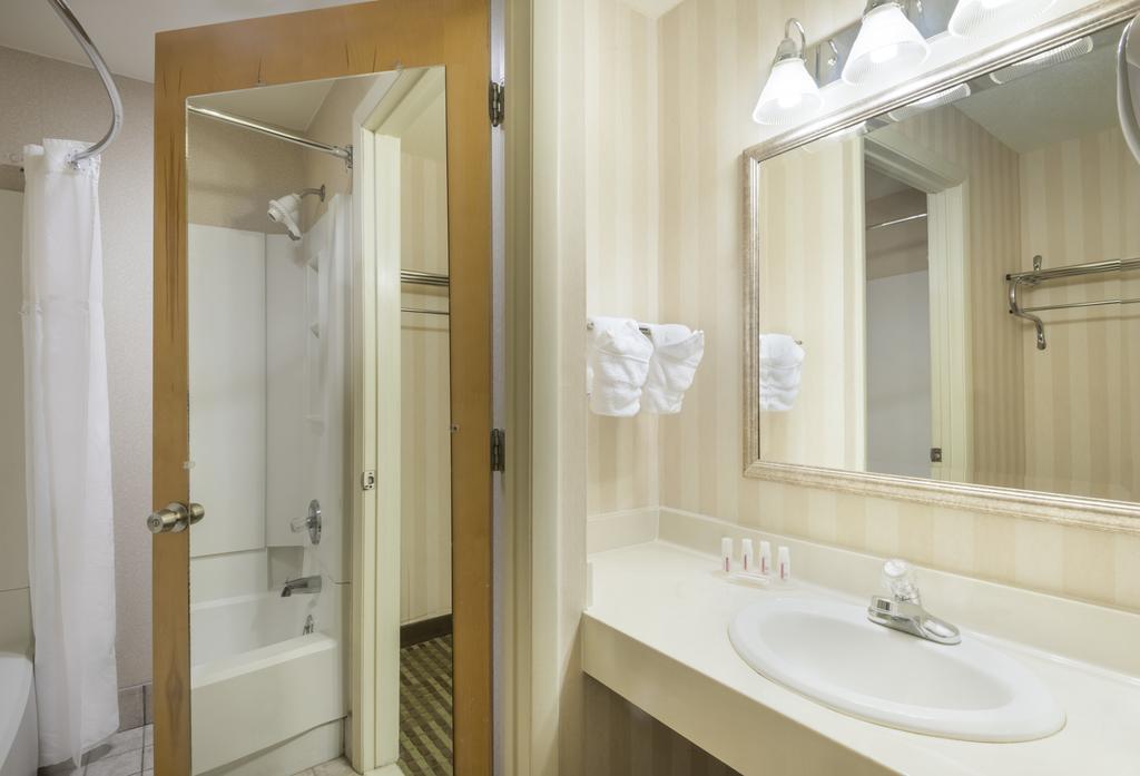 Hotel Ramada By Wyndham Columbus North à Westerville Extérieur photo
